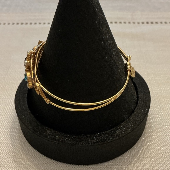 Sweet Romance Vintage Gold Tone Bangle - Picture 2 of 4